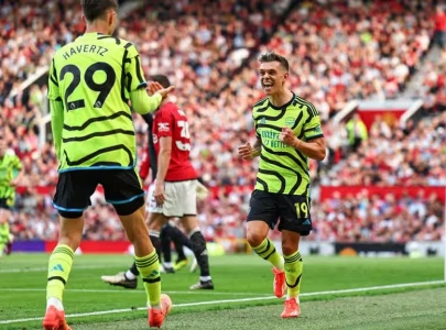 arsenal down man utd to take premier league title race to the wire arsenal down man utd to take premier league title race to the wire