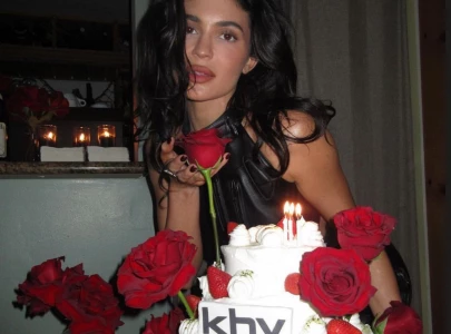 kylie jenner s lock screen hints at sizzling romance with timoth e chalamet