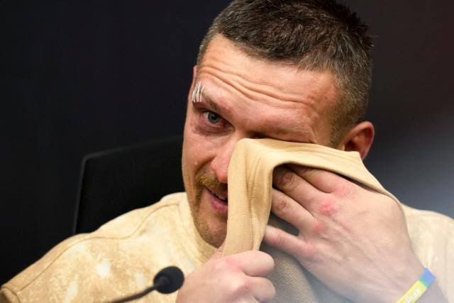 Usyk in tears for late father after historic heavyweight win | The Express Tribune