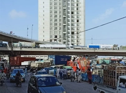 major traffic jam hits karachi after lawyers block key road in protest major traffic jam hits karachi after lawyers block key road in protest