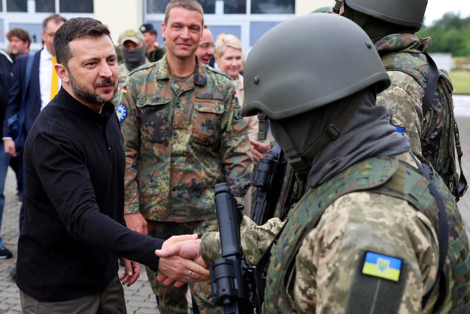 ukrainian president volodymyr zelenskiy interacts with soldiers during his visit to a military training area to find out about the training of ukrainian soldiers june 11 2024 photo reuters