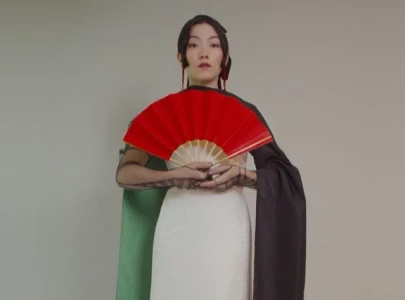 british japanese artist hana tajima wears palestinian and sudanese inspired attire to buckingham
