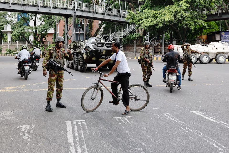 bangladesh army officers gesture to commuters on the second day of curfew as violence erupted in parts of the country after protests by students against government job quotas in dhaka bangladesh july 21 2024 photo reuters