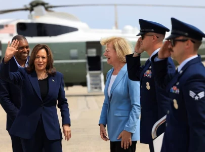 poll kamala harris leads donald trump 44 to 42 in us presidential race