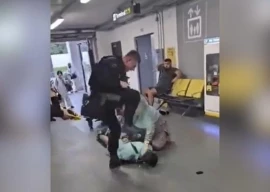 uk police watchdog launches criminal probe into officer s head stamping of pakistani man