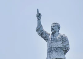 watch bangladesh protestors vandalise sheikh mujibur rahman in dhaka