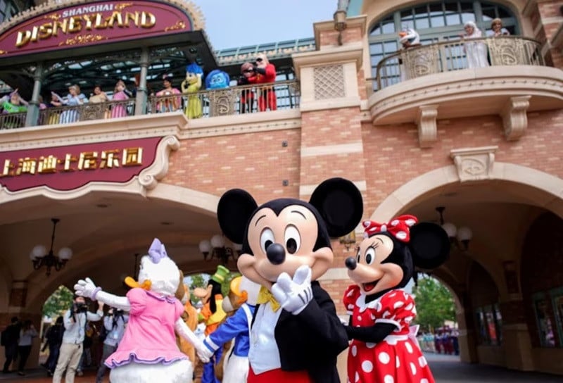 disney characters greet visitors at shanghai disney resort at the shanghai disneyland theme park in shanghai china may 11 2020 photo reuters