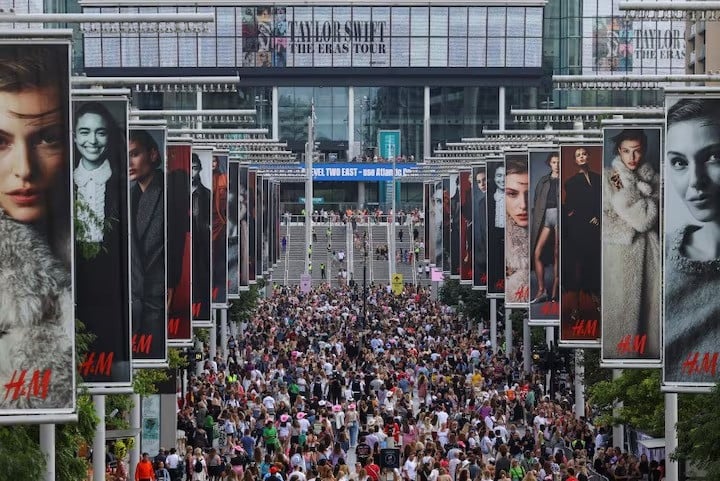 fans make their way towards wembley stadium for a taylor swift concert following the cancellation of three taylor swift concerts in vienna because of a planned attack in london britain august 15 2024 photo reuters