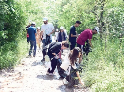 ethiopian envoy leads cleaning drive at trail 5 ethiopian envoy leads cleaning drive at trail 5