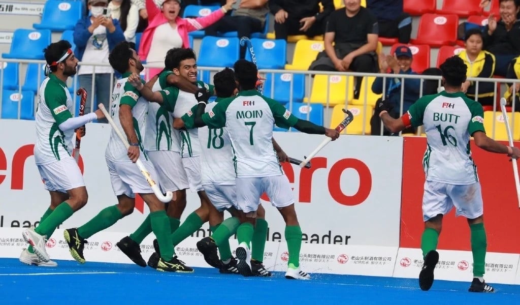 Pakistan hammer China to secure semifinal spot