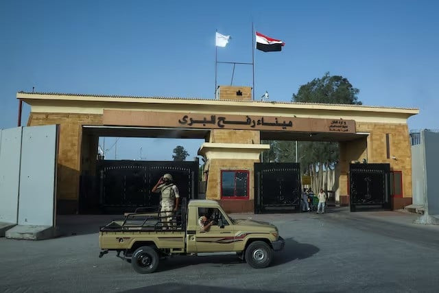 egyptian soldiers stand guard near the rafah crossing at the egypt gaza border in rafah egypt on july 4 2024 photo reuters egyptian soldiers stand guard near the rafah crossing at the egypt gaza border in rafah egypt on july 4 2024 photo reuters