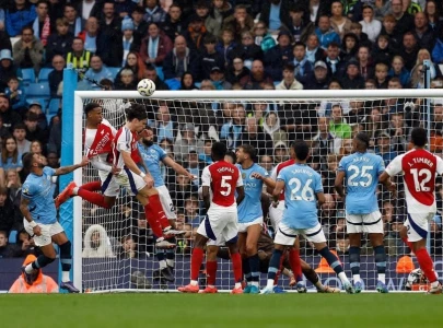 john stones late equalizer secures 2 2 draw for man city against 10 man arsenal