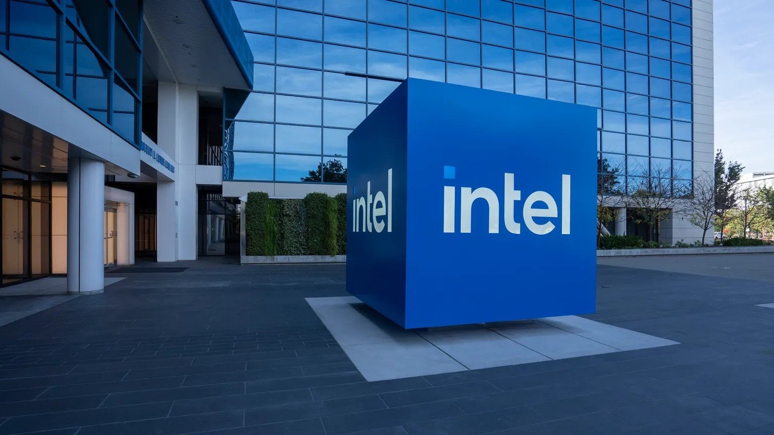 intel stock jumps on potential 5b investment from apollo