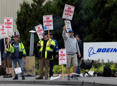 boeing makes final offer with 30 pay rise as strike continues