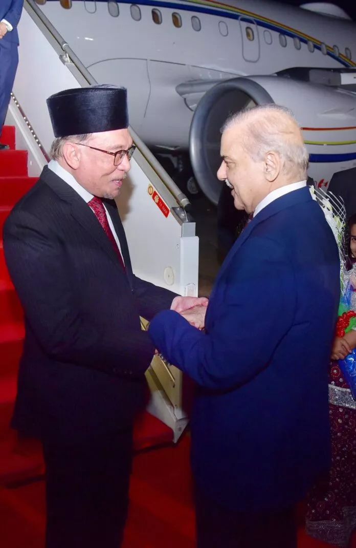 malaysian pm anwar ibrahim welcomed by pm shehbaz sharif photo app malaysian pm anwar ibrahim welcomed by pm shehbaz sharif photo app