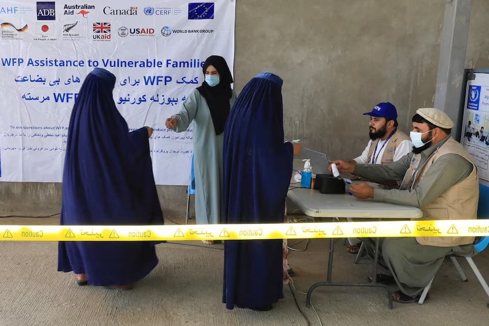 afghan women arrive to receive assistance from a world food program wfp distribution centre in kabul afghanistan on august 21 2024 photo reuters