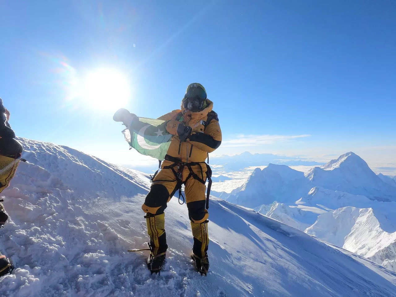 shehroze kashif sets record as youngest pakistani to summit top 14 peaks shehroze kashif sets record as youngest pakistani to summit top 14 peaks
