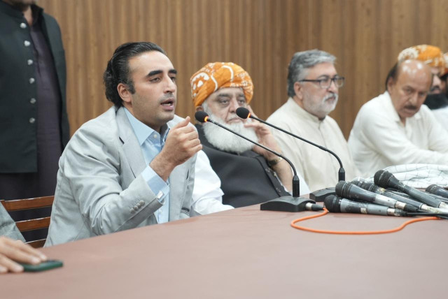 ppp chairman bilawal bhutto zardari and jui f chief maulana fazlur rehman address a press conference in karachi on october 15 2024 photo express ppp chairman bilawal bhutto zardari and jui f chief maulana fazlur rehman address a press conference in karachi on october 15 2024 photo express