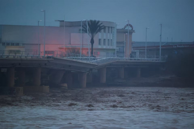 spain mourns 158 dead as rescuers race to find flood survivors spain mourns 158 dead as rescuers race to find flood survivors