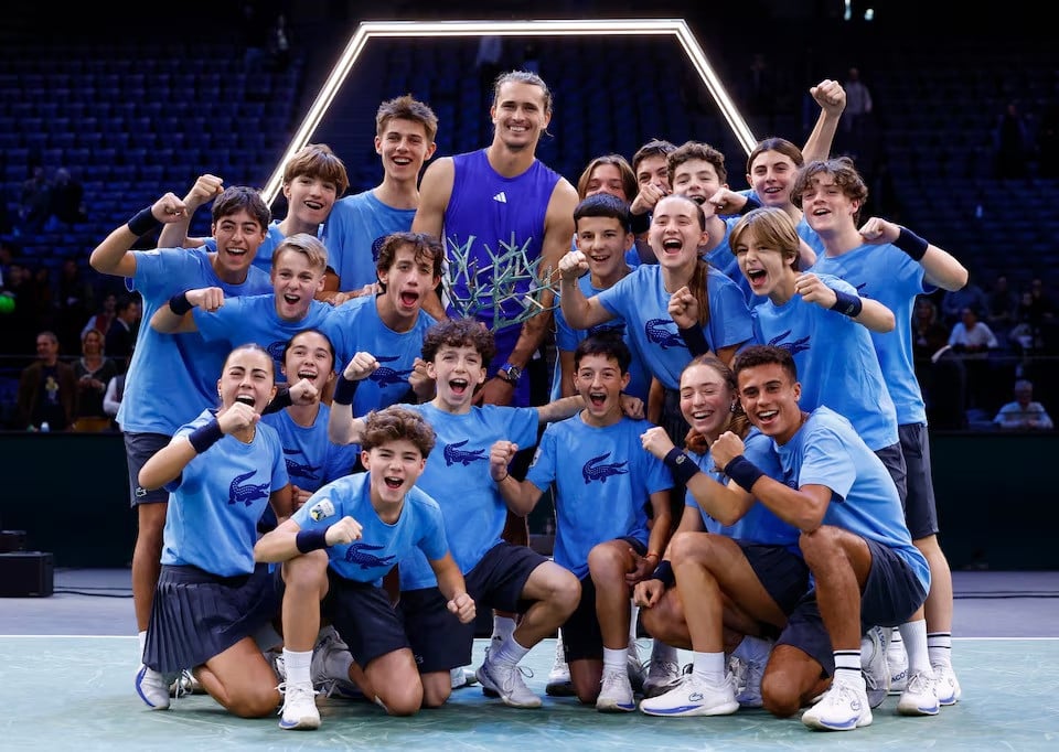 alexander zverev celebrates with the trophy with the ball kids after winning his men s single s final match against france s ugo humbert at the accor arena in paris france on november 3 2024 photo reuters