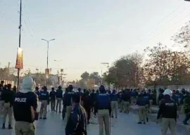 pti supporters clash with police in quetta injuring five officers