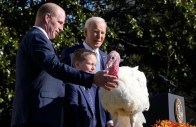 president joe biden is pictured with john zimmerman chair of the national turkey federation from left and zimmerman s son grant after pardoning the national thanksgiving turkey peach during a ceremony on the south lawn of the white house in washington dc on monday november 25 photo mark schiefelbein