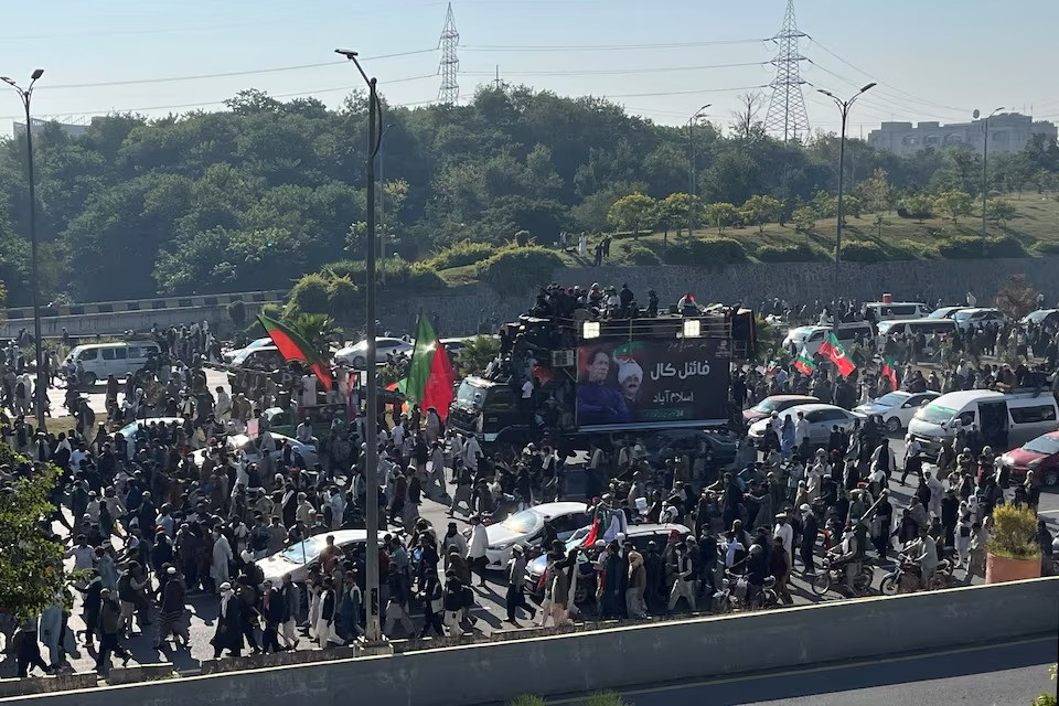 supporters of the imran khan s pakistan tehreek e insaf pti attend a rally demanding his release in islamabad on november 26 2024 photo reuters