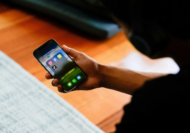 a high school student poses with his mobile phone showing his social media applications in melbourne australia november 28 2024 photo reuters a high school student poses with his mobile phone showing his social media applications in melbourne australia november 28 2024 photo reuters