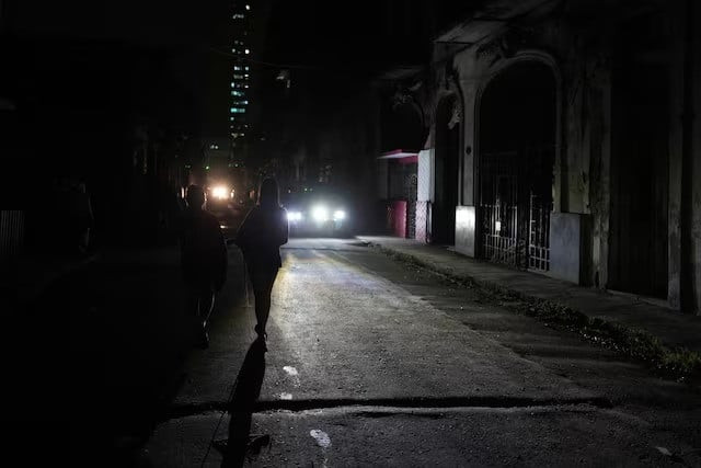 people walk on the street during an electrical grid collapse in havana cuba december 4 2024 photo reuters people walk on the street during an electrical grid collapse in havana cuba december 4 2024 photo reuters