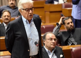 khawaja asif questions imran khan s commitment to talks criticises pti s double standards