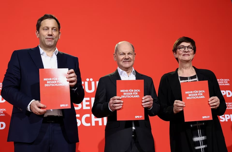 german chancellor olaf scholz and germany s social democratic party spd co leaders lars klingbeil and saskia esken pose for a photo during a press conference ahead of the german general election to present the party programme in berlin germany on december 17 2024 photo reuters