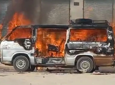 fire engulfs van in karachi injuring nine fire engulfs van in karachi injuring nine