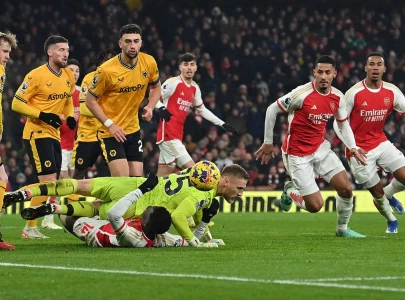 arsenal liverpool fight to keep premier league race alive arsenal liverpool fight to keep premier league race alive