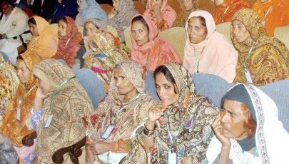 benazir income support programme 140 women receive rs100 000 cheques