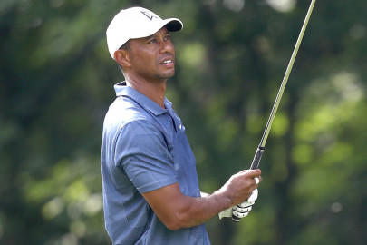 woods struggles again in final round