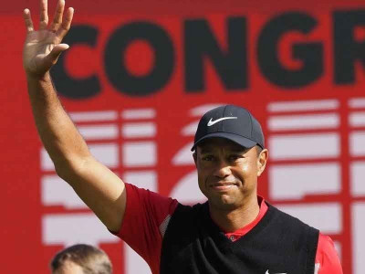 recovering woods touched by show of support from fellow golfers