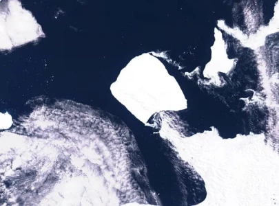 world s largest iceberg breaks free heads toward southern ocean