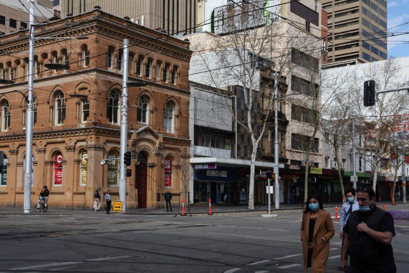 pedestrians wearing protective face masks walk through the city centre during a lockdown to curb the spread of a coronavirus disease covid 19 outbreak in sydney australia august 9 2021 photo reuters