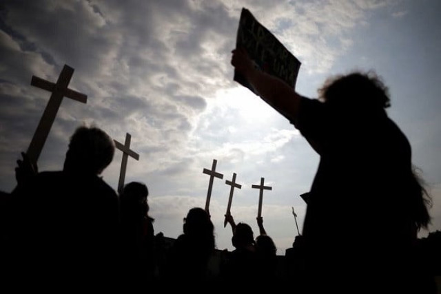demonstrators hold crosses during a protest to pay tribute to brazil s 600 000 covid 19 deaths and against brazil s president jair bolsonaro s handling of the coronavirus disease pandemic in brasilia brazil october 8 2021 photo reuters demonstrators hold crosses during a protest to pay tribute to brazil s 600 000 covid 19 deaths and against brazil s president jair bolsonaro s handling of the coronavirus disease pandemic in brasilia brazil october 8 2021 photo reuters