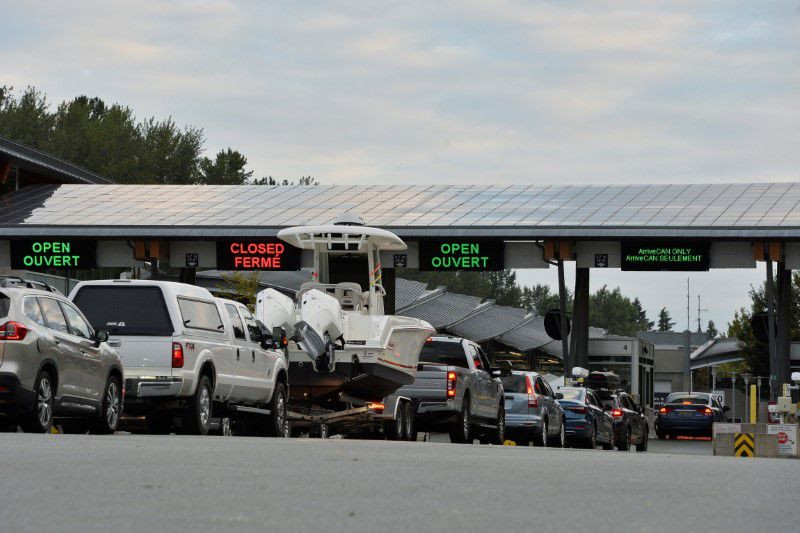 travellers line up to enter canada after border restrictions were loosened to allow fully vaccinated u s residents after the coronavirus disease covid 19 pandemic forced an unprecedented 16 month ban that many businesses complained was crippling them at the peace arch border crossing in surrey british columbia canada august 9 2021 photo reuters