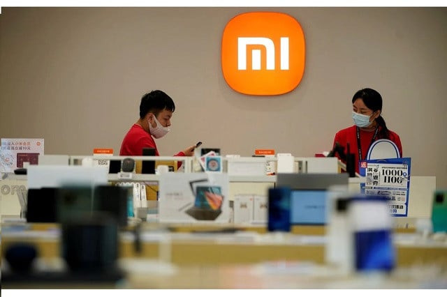 staff members stand near the company logo at a xiaomi store in shanghai china november 1 2021 photo reuters staff members stand near the company logo at a xiaomi store in shanghai china november 1 2021 photo reuters