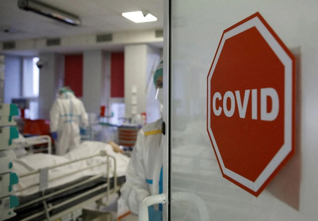 medical staff members treat patients inside the coronavirus disease covid 19 ward at the interior ministry hospital in warsaw poland november 8 2021 photo reuters