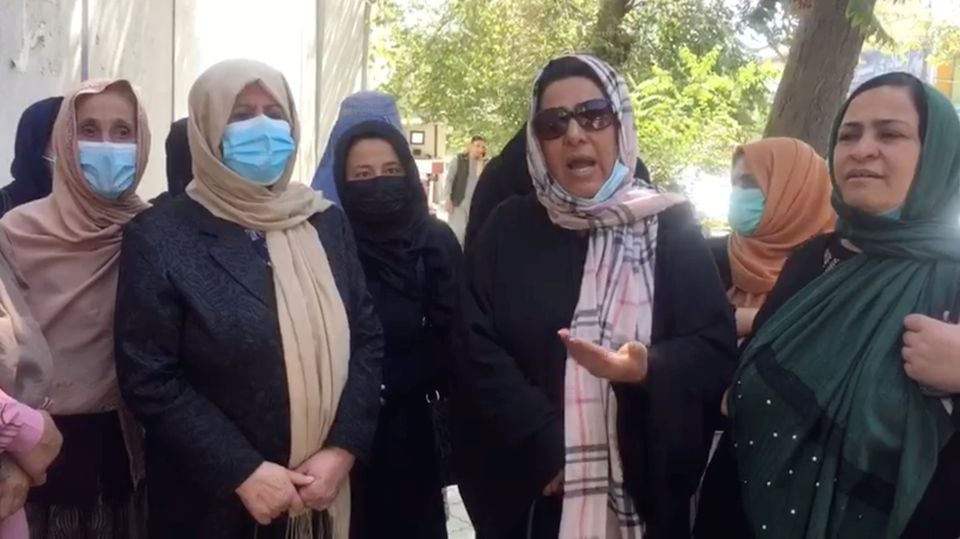 Photo of Afghan activists protest outside shuttered women affairs ministry
