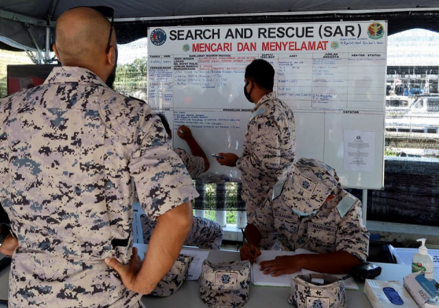 malaysian maritime enforcement agency mmea officers are seen at the search and rescue operation command centre of the missing divers at mersing johor malaysia april 9 2022 reuters malaysian maritime enforcement agency mmea officers are seen at the search and rescue operation command centre of the missing divers at mersing johor malaysia april 9 2022 reuters