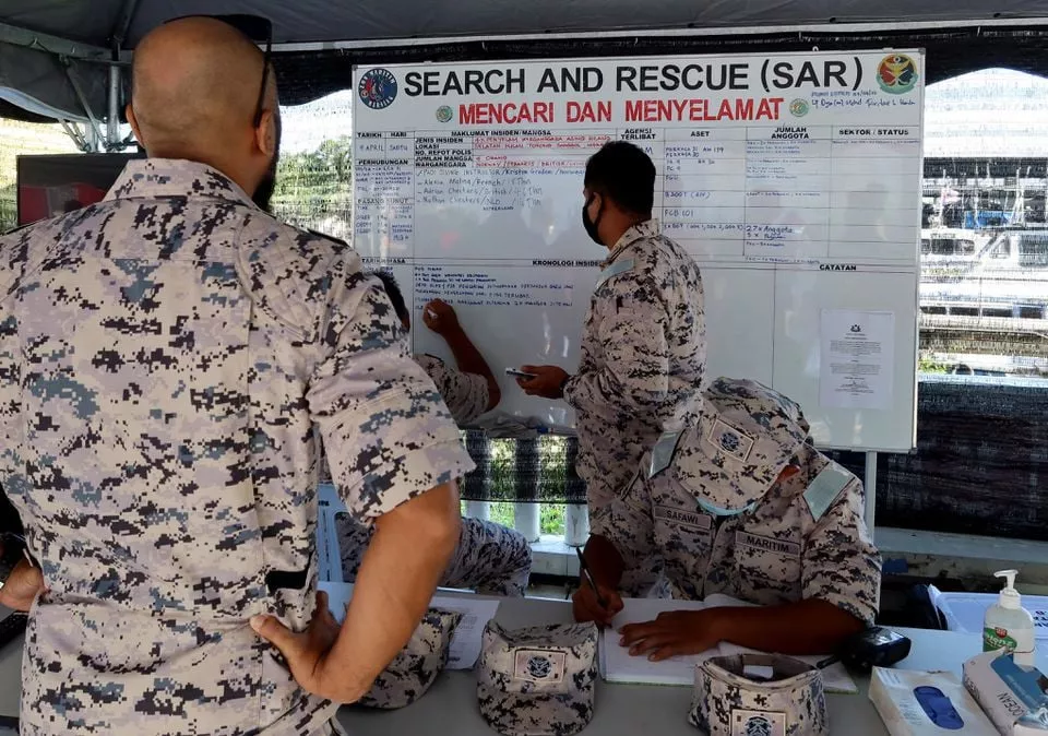 malaysian maritime enforcement agency mmea officers are seen at the search and rescue operation command centre of the missing divers at mersing johor malaysia april 9 2022 reuters malaysian maritime enforcement agency mmea officers are seen at the search and rescue operation command centre of the missing divers at mersing johor malaysia april 9 2022 reuters