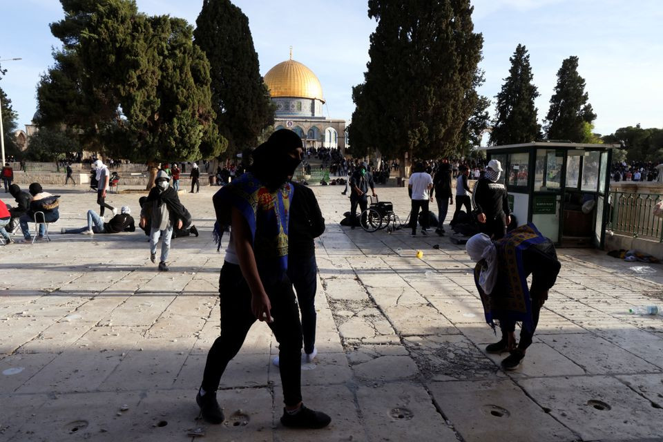Photo of Palestinians clash with Israeli police at Jerusalem holy site, 31 injured