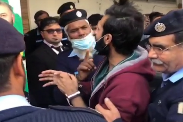police officials remove zahir jaffer prime accused in noor mukadam murder case from the courtroom on judge s orders on nov 10 2021 photo express police officials remove zahir jaffer prime accused in noor mukadam murder case from the courtroom on judge s orders on nov 10 2021 photo express