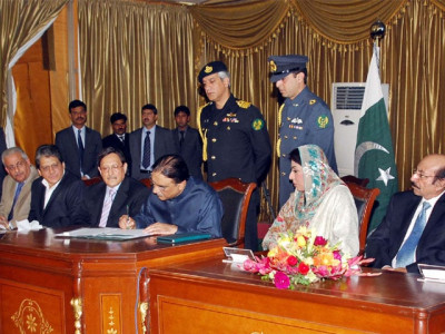 new year gift of democracy zardari ratifies 19th amendment new year gift of democracy zardari ratifies 19th amendment