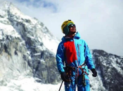 first blind chinese mountaineer climbs mount everest