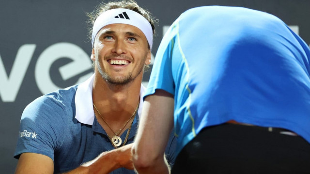 zverev reaches semis as collins books sabalenka